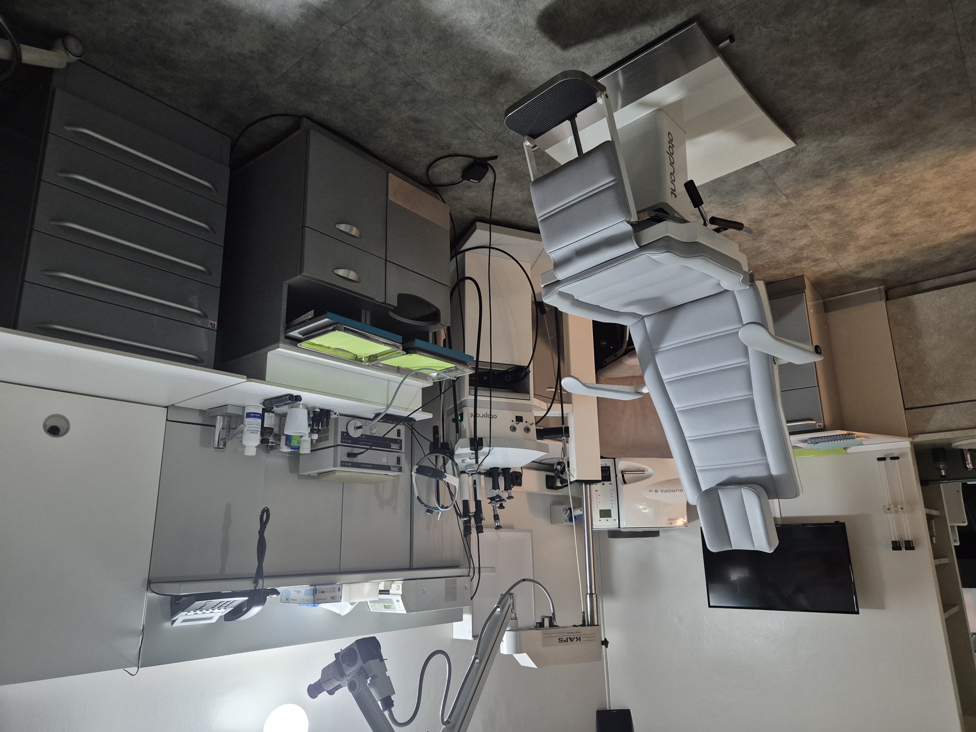 La sala visita con poltrona otorinolaringoiatrica, unità di trattamento e microscopio